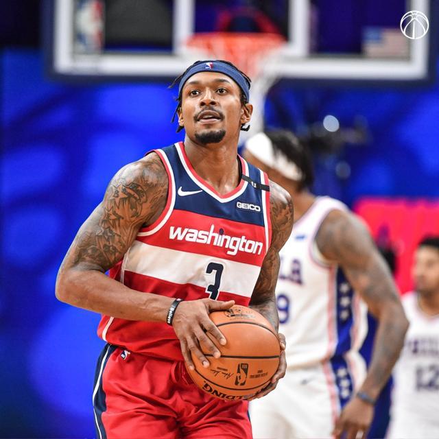 电竞赛事-防守溃烂比尔60分也难救场：很愤怒 我只想赢球